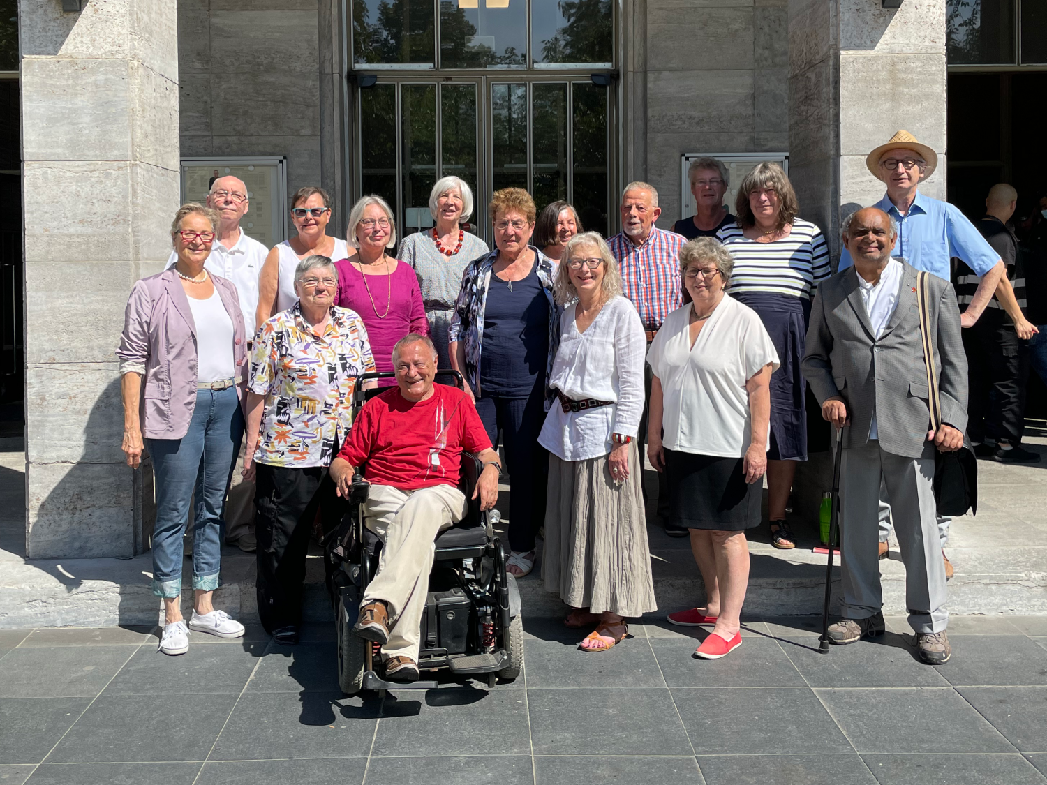 Gruppenfoto Seniorenvertretung Mitte. v.l.n.r./obere Reihe: Dr. Heinz Willnat, Charlotte Hahn, Margarete Gramlich, Elisabeth Graff, Friederike Alcoberro, Mustafa Fahim, Gerhard Hagemeier, Sibylla Dittrich, Herbert Probst, v.l.n.r./untere Reihe: Madeleine Voigt, Ursula Schade, Reinhard Rebhan, Ursel Wenzel, Dr. Doris Schawaller, Anita Hedemann, Debasish Bhaduri. Die Mitglieder der SVM, Sedanur Karaca und Wolfram Wickert sind nicht auf dem Foto.