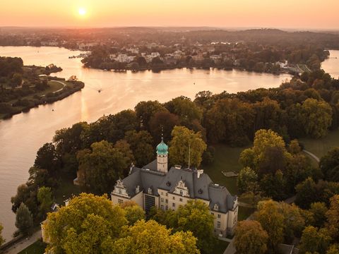 Jagdschloss Glienicke aus der Vogelperspektive und im Lichte eines Sonnenunterganges (Bild: Senatsverwaltung für Bildung, Jugend und Familie in Berlin)