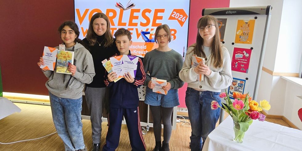 Bezirksbürgermeisterin Clara Herrmann mit den Teilnehmer*innen des Bezirksentscheids des Vorlesewettbewerbs