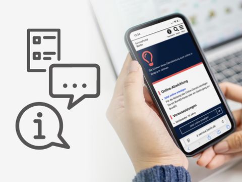 Smartphone mit geöffneter Seite zum Service Portal Berlin