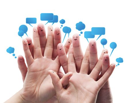 Finger mit aufgemalten Smileys und Sprechblasen