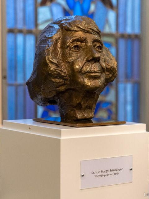 Margot Friedländers Bronzebüste im Roten Rathaus