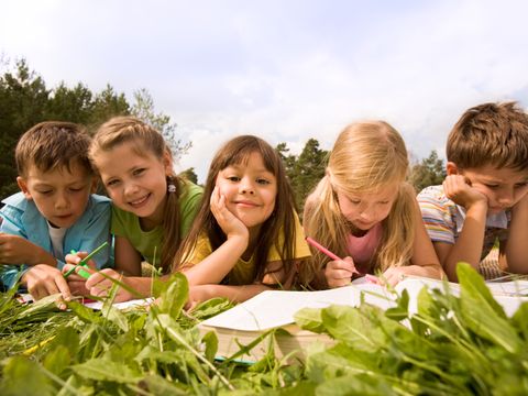 Schulkinder auf einer Wiese