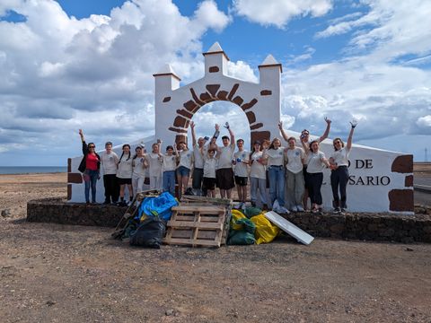 Reinickendorfer Jugendliche bei einer Strandreinigung auf Fuerteventura. (Bild: meredo)