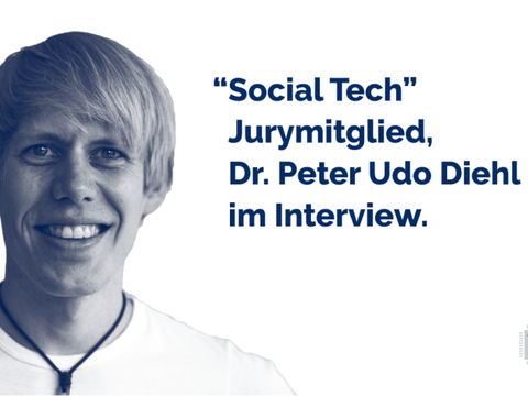 Mann lächelt in die Kamera