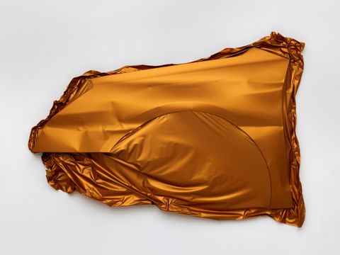 Sunday, October 16, 2022, car fender, wrapping film, 98 x 133 x 16 cm (Bild: Andrea Rossetti)