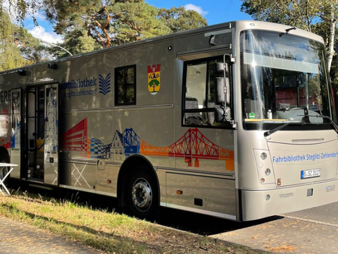 Bücherbus an Haltestelle