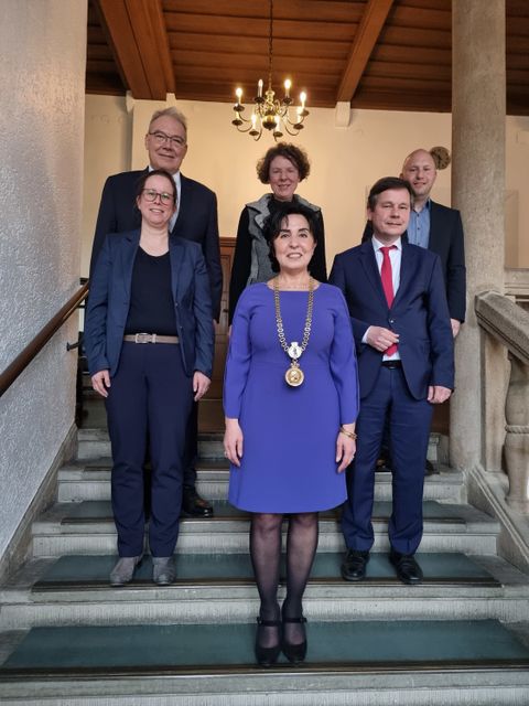 Bezirksbürgermeisterin Emine Demirbüken-Wegner nach ihrer Wahl mit den Bezirksamtsmitgliedern. (Bild: BA Reinickendorf)