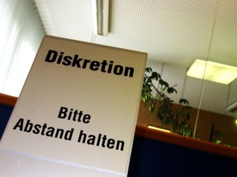 Diskretion im Amt und am Schalter, Foto: Rainer Sturm, pixelio.de