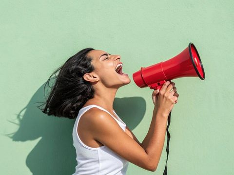Frau mit Megaphon
