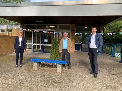 v.li.n.re. Schulleiterin Antje Kretschmann, stellv. Schulamtsleiter Peter Wiese, Schulstadtrat Tobias Dollase vor ertüchtigtem Schulgebäude (Bild: Bezirksamt Reinickendorf)