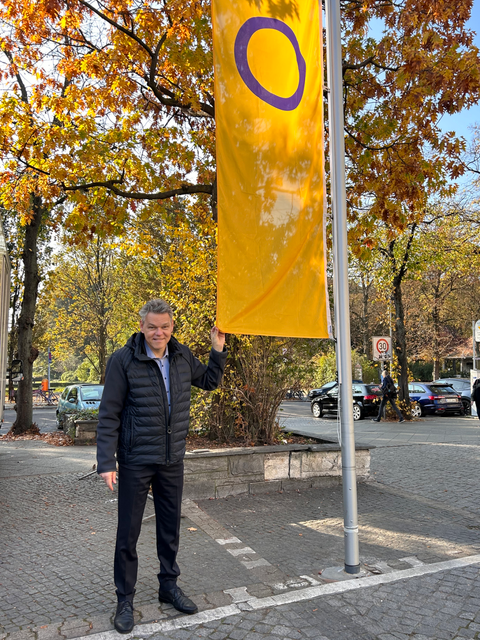 Bezirksbürgermeister Oltmann hisst die Intersex-Flagge vor dem Rathaus Schöneberg
