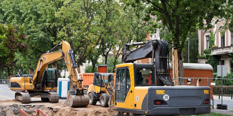 Straßenbaustelle mit schweren Baufahrzeugen