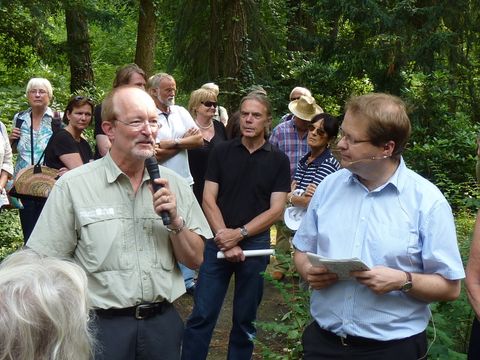 Oberförster Kilz, Friedhofsleiter Mahlow und Marc Schulte (von links), 10.8.2013, Foto: KHMM