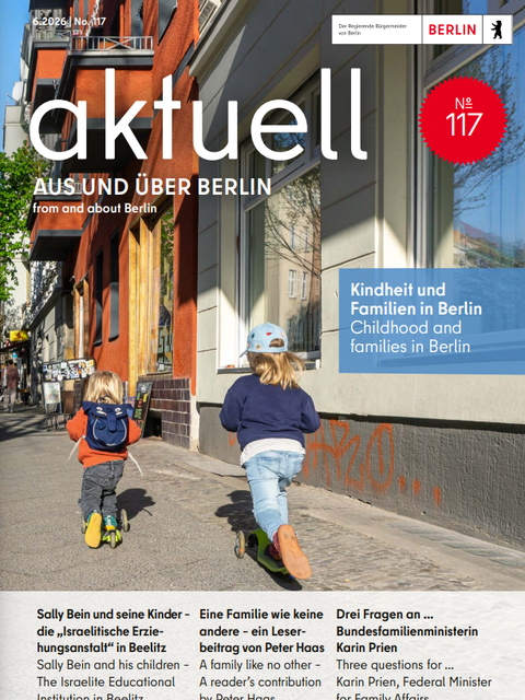 Titelbild der Zeitschrift "aktuell" Nr. 117: zwei Kindergartenkinder fahren bei Sonnenschein auf Rollern über einen Bürgersteig in einem Berliner Gründerzeitkiez