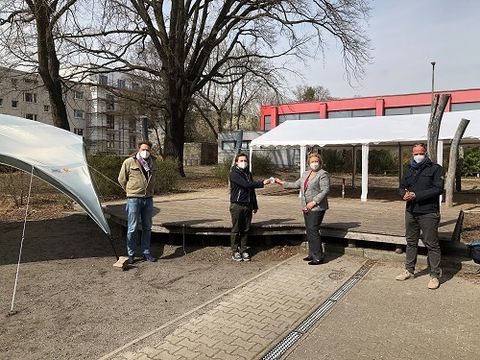 (v.l.n.r.) Michael Siegel, Georg Mastritsch (beide Beteiligungsfüchse gGmbH), Bezirksverordneten-Vorsteherin Kerstin Köppen (CDU), Matthias Holtmann (Schulleiter Max-Beckmann-Oberschule) (Bild: BVV Reinickendorf)