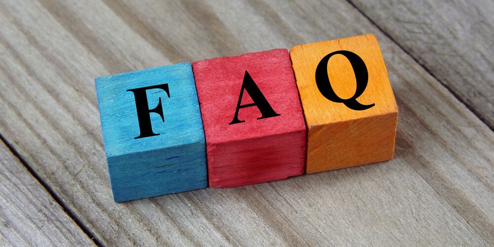 FAQ, Beschriftung auf hölzernen bunten Würfeln