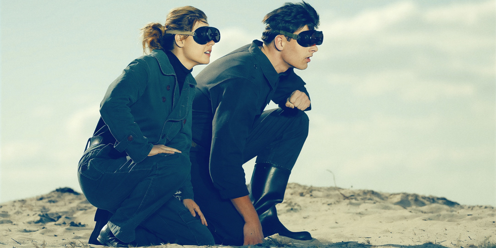 Die Physikerin Joan Hinton beobachtet mit einem Kollegen einen Atombombentest. (Spielszene).