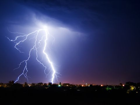 Gewitter mit Blitzen über einer Stadt