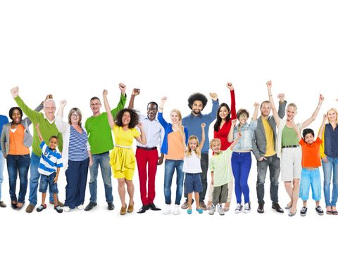 Menschen verschiedener Nationalitäten stehen in einer Reihe und winken