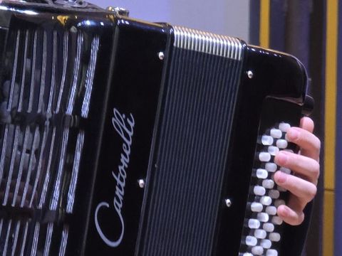 Die rechte Hand sorgt für die Melodie, die linke Hand begleitet sie