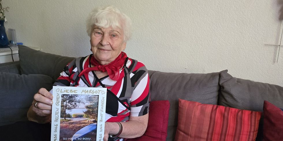 Margot Kutzner zeigt eine Einladung ihrer Lieben zum 85. Geburtstag - mit dem Zelt geht es gemeinsam an den See