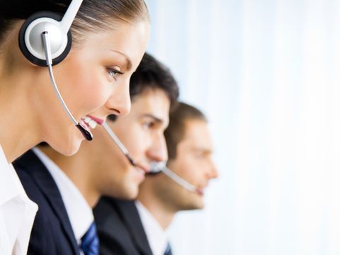 Drei Telefonisten mit Head-Set am Ohr