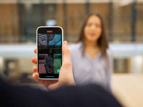 Ein Handy filmt eine Schülerin