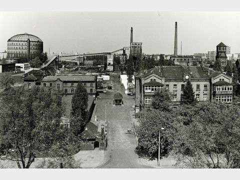 Die Hauptzufahrt zum Werksgelände an der Dimitroffstraße (seit 1995 Danziger Straße) um 1982