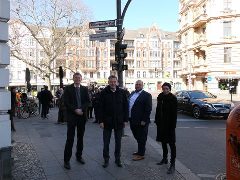 Bezirksstadtrat Tobias Dollase, Bezirksbürgermeister Jörn Oltmann, Bezirksstadtrat Matthias Steuckardt und Bezirksstadträtin Saskia Ellenbeck vor der neuen Beschilderung des Richard-von-Weizsäcker-Platzes
