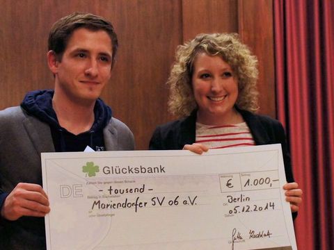 Preisübergabe an die Vertreterin des Mariendorfer SV 06