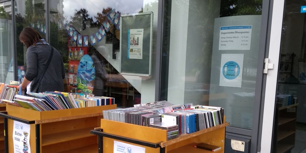 Bücher auf fahrbaren Regalen