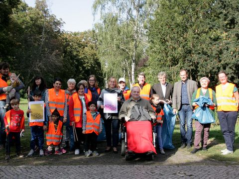 Am 18.09.2019 trafen sich im Rosengarten Nachbarinnen und Nachbarn aus dem Auguste-Viktoria-Kiez, um gemeinsam Müll zu sammeln. (Bild: AG Urban)