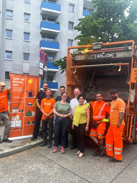 Gemeinsam für einen sauberen Kiez! Bürgermeisterin und Stadträtin mit dem BSR-Team. (Bild: BA Reinickendorf)