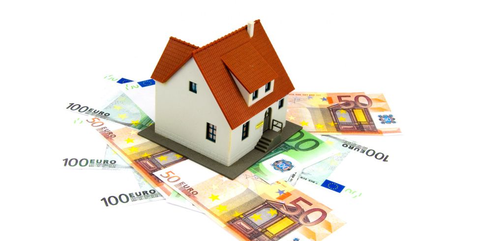 Grafik: Modellhaus steht auf Geldscheinen