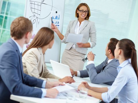 Junge Menschen in Business-Kleidung bei einer Präsentationsveranstaltung