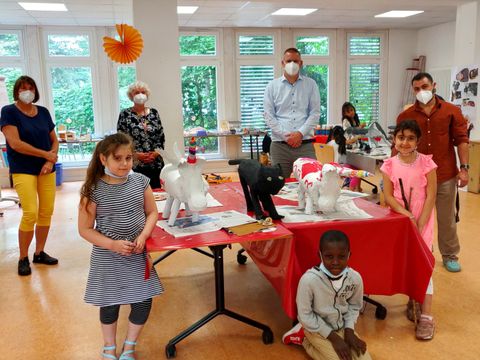 v.l.n.r. hinten: Karin Marker (Leitung „Haus am See), Susanne Dlugosch (Mitarbeiterin), Tobias Dollase (Jugendstadtrat), Ali Hariri (Mitarbeiter); vorne: Aydan (8), Onur (12), Elif (8) (Bild: BA Reinickendorf)