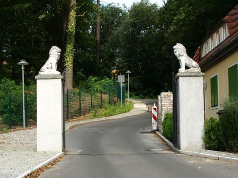 Einfahrt zu den Wannseegärten