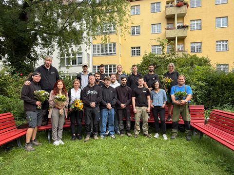 Mitarbeitende des Straßen- und Grünflächenamtes mit den neuen Nachwuchskräften (Bild: Bezirksamt Tempelhof-Schöneberg)