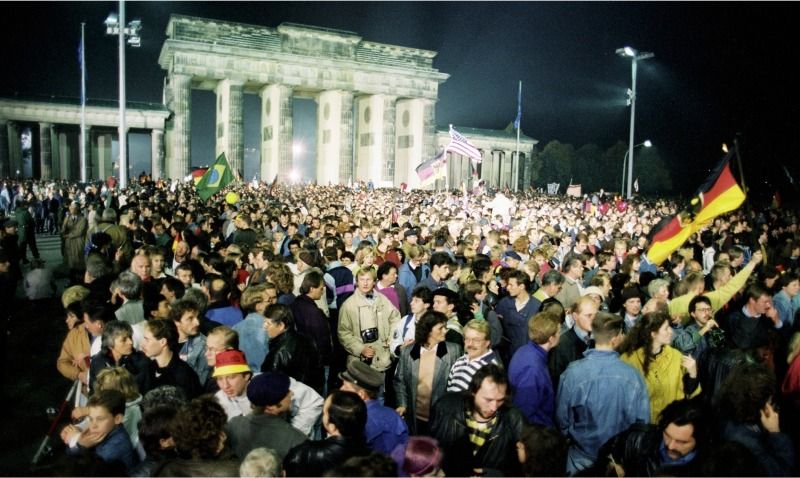 Vor 25 Jahren am Brandenburger Tor: Der Tag der Deutschen Einheit wird gefeiert (Bild: Bundesregierung, Klaus Lehnartz)