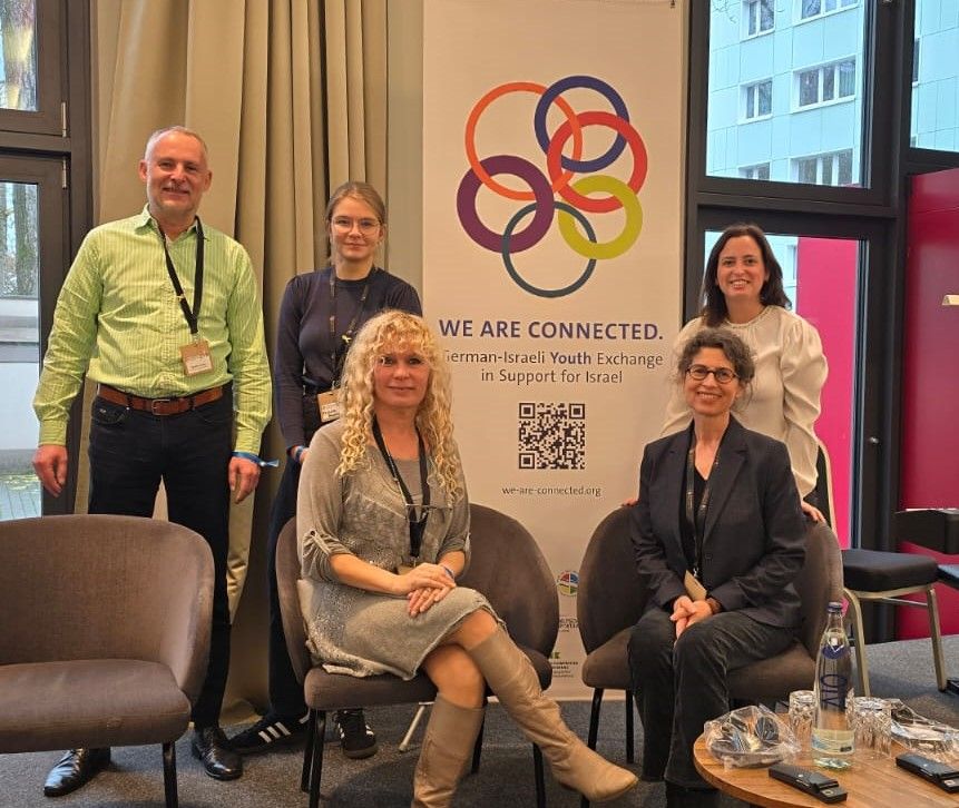 We are connected! Vordere Reihe: Dr. Alona Eisenberg (links), Katharina Dannenberg (rechts); Hintere Reihe: Christian Urlaub (links), Jessica Brückner (Partnerschaftsbeauftragte der Stadt Chemnitz, Mitte), Ortal Hadad (rechts)