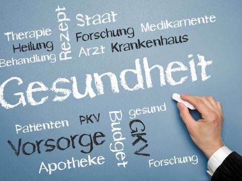 Auf einer Tafel wurden verschiedene Ausdrücke aus dem Bereich Gesundheit mit Kreide geschrieben. In der Mitte der Tafel steht das Wort "Gesundheit" vergrößert. Drum herum wurden z. B. die Wörter: Therapie, Heilung, Behandlung, Patienten usw. geschrieben.