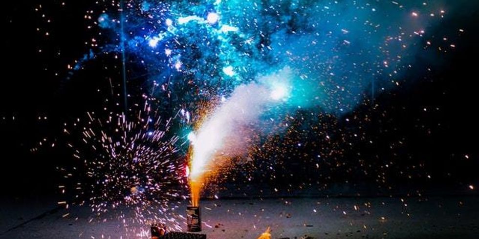 Ein abbrennendes Silvesterfeuerwerk.