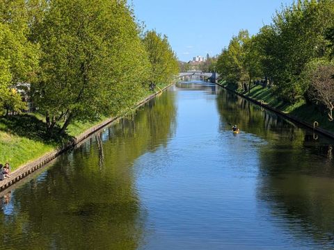 Kanal mit Blick in die Weite bei Tageslicht