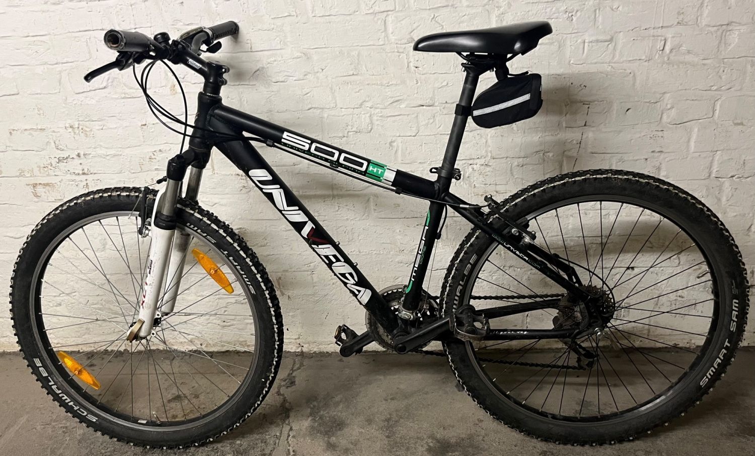 Schwarzes Herrenfahrrad