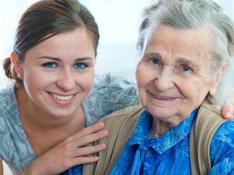 Junge und alte Frau