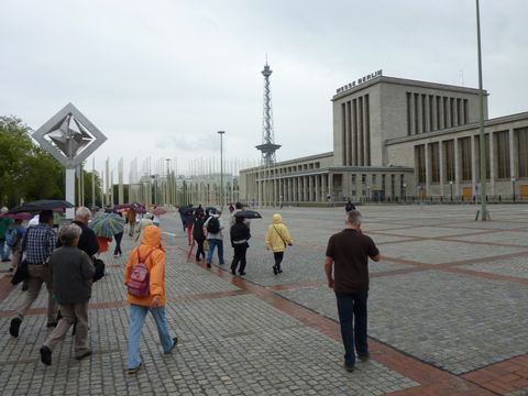 Auf dem Weg über den Hammarskjöldplatz zur Messe, Foto: KHMM