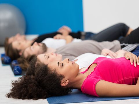 gruppe entspannt im fitnessstudio
