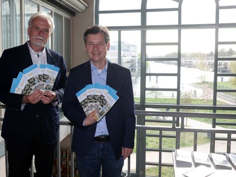 Mitglied des Vorstandes des Tourismusvereins Reinickendorf e. V., Christian Garbrecht, und Bezirksbürgermeister Uwe Bockhausen (v. l. n. r.) (Bild: Christiane Flechtner)