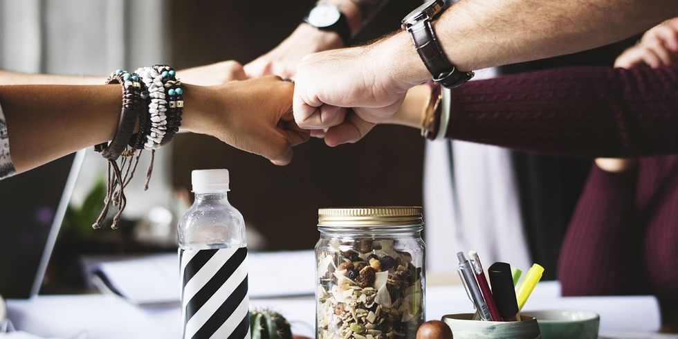 Fünf Arme gemeinsam bei einer Beratung